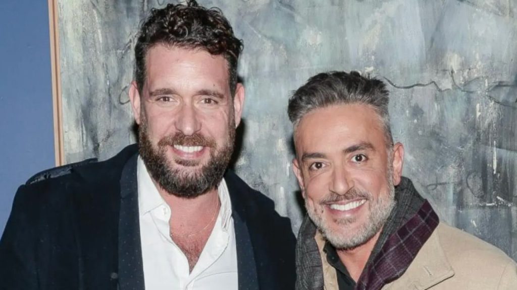 El bar-terraza de Kiko Hernández en Melilla ha sido cerrado por la Policía Local, lo que ha llevado a su marido, Fran Antón, a encadenarse y declararse en huelga de hambre al considerarlo injusto. La crisis personal y mediática afecta también a la presencia televisiva de Kiko, mientras la pareja denuncia persecución y reclama justicia para recuperar un negocio que abrieron con ilusión hace un año.