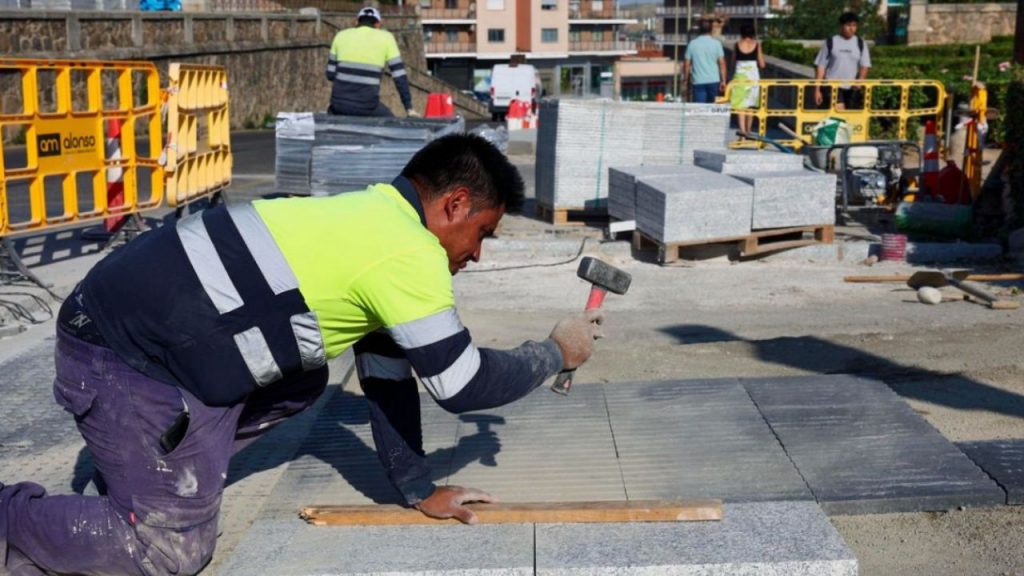 El Comité de Expertos recomienda subir el SMI entre un 3,1% y un 4,7% en 2026, lo que supondría hasta 56 euros más al mes y elevaría el salario mínimo a 1 221 euros en 14 pagas. La propuesta choca con la postura de la CEOE, que plantea un incremento del 1,5%. El debate vuelve a centrarse en la sostenibilidad de estas subidas y su impacto real en trabajadores, pymes y el tejido productivo en un contexto económico incierto.