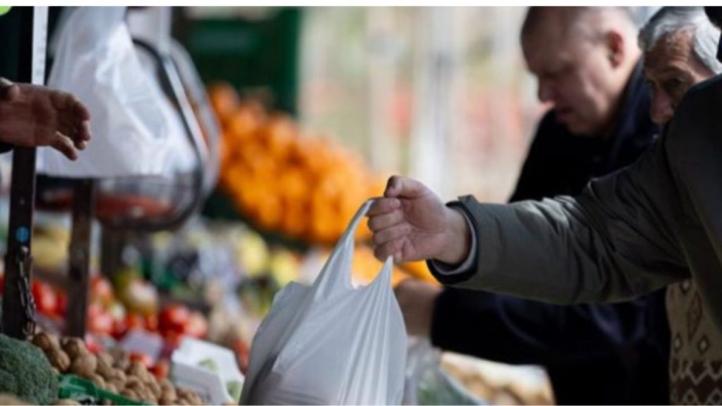 El IPC cae al 3% en noviembre gracias al abaratamiento de la electricidad, pero la inflación subyacente sube al 2,6%, su nivel más alto de 2024. Aunque la bajada del IPC ofrece un respiro, el aumento de la subyacente revela una presión persistente en los precios y cuestiona la eficacia de las políticas económicas actuales. Con estos datos, las pensiones se revalorizarán un 2,7% en 2026 —unos 35 € más al mes—, pero el encarecimiento general amenaza con diluir esta mejora para los más de 9,4 millones de beneficiarios.