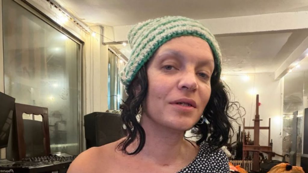 Sheila Devil, hija de Camilo Sesto, ha sido ingresada de urgencia en Madrid en plena crisis personal marcada por adicciones, conflictos legales y el deterioro de la herencia familiar, mientras su madre, Lourdes Ornelas, permanece a su lado.