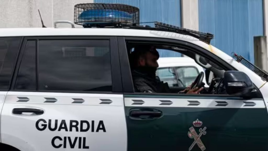 La UCO practica registros en empresas vinculadas a Servinabar tras la detención de Leire Díez y del expresidente de la SEPI, Vicente Fernández, por presuntas irregularidades en contrataciones públicas. Los operativos se realizan en Madrid, Sevilla y Zaragoza bajo secreto de sumario, mientras crece la preocupación por la transparencia del proceso y el alcance de la investigación liderada por la Audiencia Nacional.
