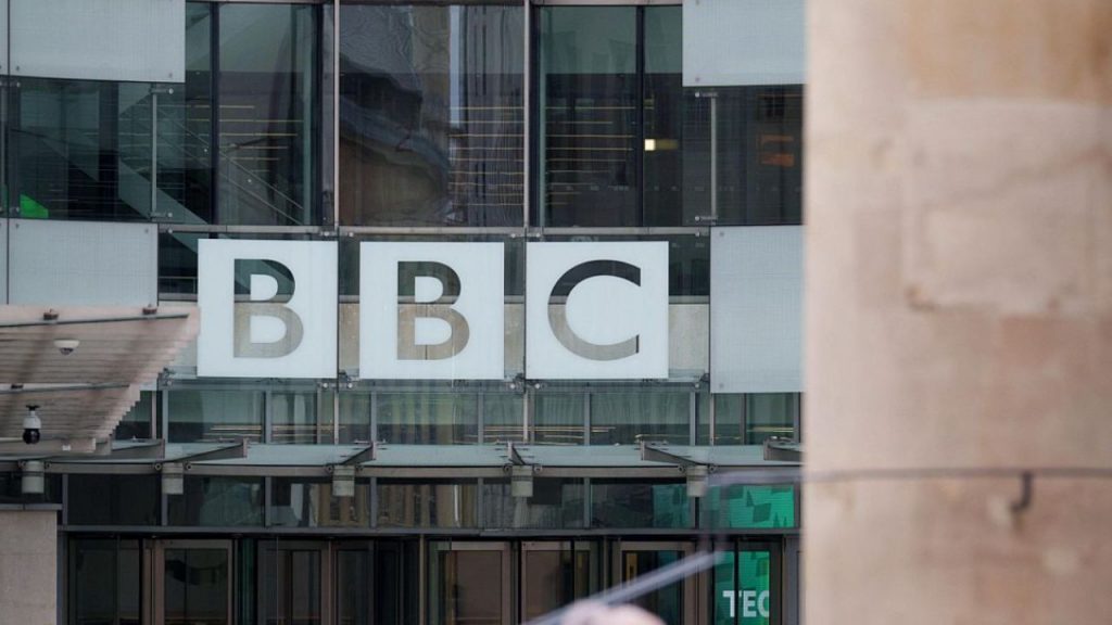 Donald Trump demanda a la BBC por difamación tras la edición de su discurso del 6 de enero, abriendo una crisis mediática internacional.