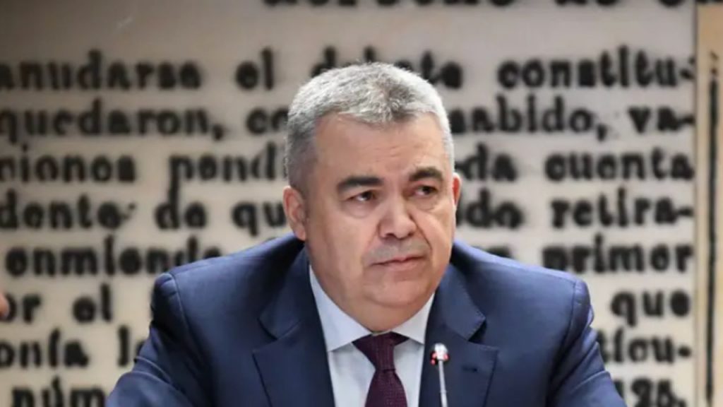 Santos Cerdán promete aclarar el caso Koldo “a su debido tiempo” tras comparecer en el juzgado con medidas cautelares y sin atender a la prensa.