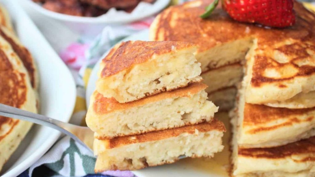 Pancakes esponjosos americanos fáciles y rápidos, perfectos para desayunos o brunch con sirope, fruta fresca o chocolate.