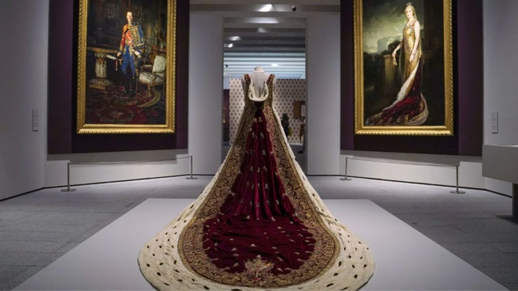 Exposición en las Colecciones Reales que reivindica el legado modernizador de Victoria Eugenia, con más de 350 piezas y nuevos documentos históricos.