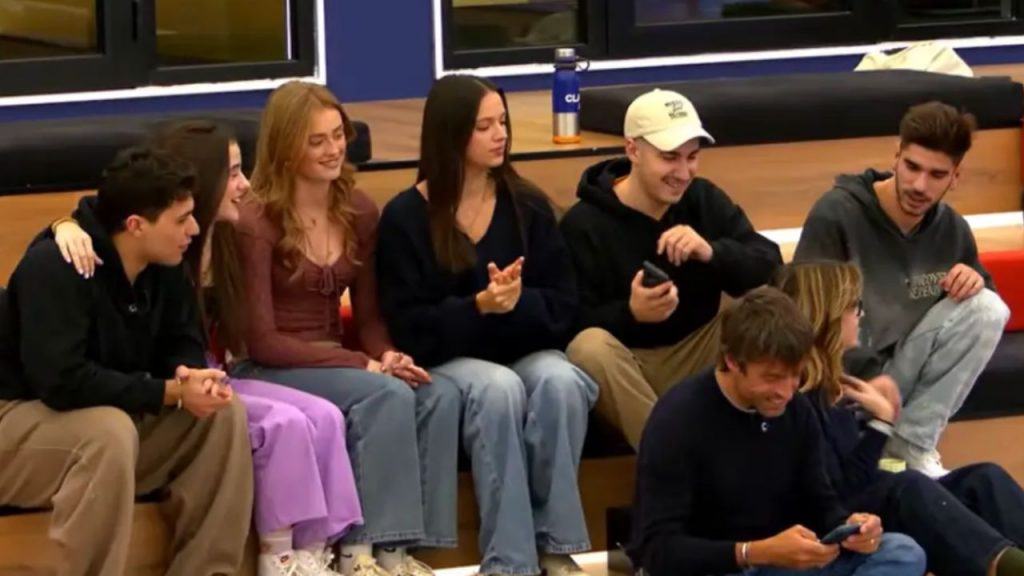 La semifinal de OT2025 llega cargada de emoción y polémica. Guillo y Tinho se juegan su permanencia con temas exigentes, mientras los finalistas brillan sin presión con canciones de Aitana, Chenoa, Amaia o Jessie J. Una gala clave que reabre el debate: ¿premia OT el talento real o el espectáculo?