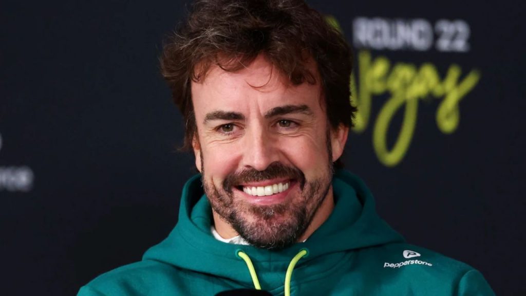 Fernando Alonso y Melissa Jiménez esperan su primer hijo juntos, una noticia adelantada por la revista Hola que marca una nueva etapa personal para el piloto asturiano. Jiménez, ya en la recta final del embarazo, se ha apartado temporalmente de su labor como reportera. Mientras tanto, otras figuras del panorama social como Blanca Romero, Quique Sánchez Flores, Gloria Camila o Alexia Rivas protagonizan nuevos vínculos y rumores, en una semana marcada por romances, expectación y cambios personales en el mundo de las celebridades.