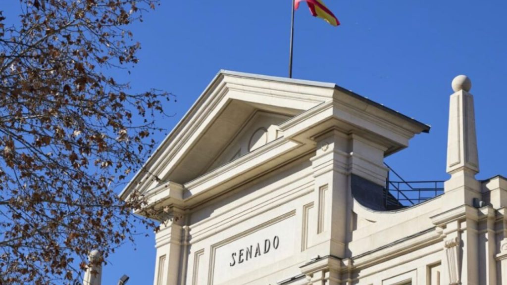 Juan Carlos Barrabés se acoge a su derecho a no declarar en la comisión del Senado sobre el ‘Caso Koldo’, donde está investigado por su relación con Begoña Gómez. El empresario admitió reuniones con Gómez por una cátedra en la Complutense, lo que llevó al juez a cambiar su condición de testigo a investigado. El caso, marcado por sospechas de malversación y tráfico de influencias, aumenta la presión sobre el entorno del Gobierno.