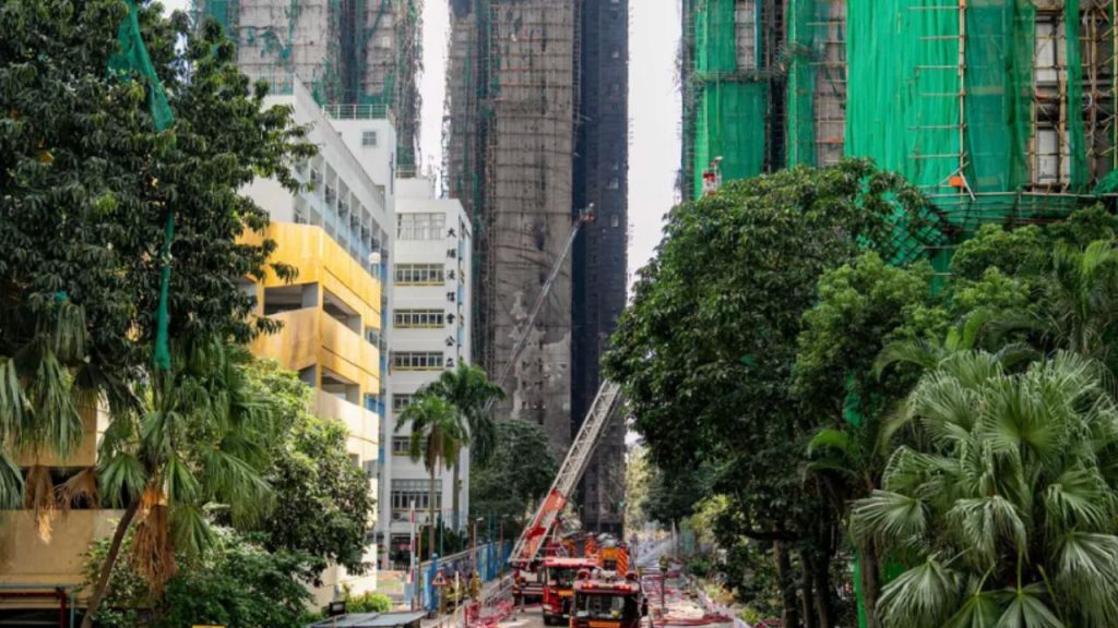 El incendio en el complejo Wang Fuk Court deja 151 muertos y 40 desaparecidos en Hong Kong, el peor siniestro en 77 años. Las autoridades continúan la búsqueda mientras crecen las críticas por la falta de preparación y la gestión de la emergencia.