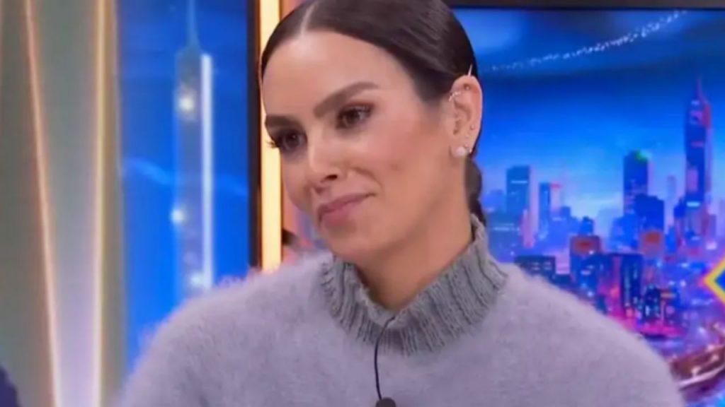 Cristina Pedroche vuelve a generar controversia tras una pedida de mano improvisada de Dabiz Muñoz en El Hormiguero. Sus declaraciones sobre priorizar a su marido como compañero de vida cuando sus hijos crezcan han desatado un intenso debate en redes sociales sobre maternidad, pareja y realización personal. Entre apoyos y críticas, la presentadora reabre la conversación sobre los roles familiares, el amor romántico y la presión social hacia las madres en la España actual.