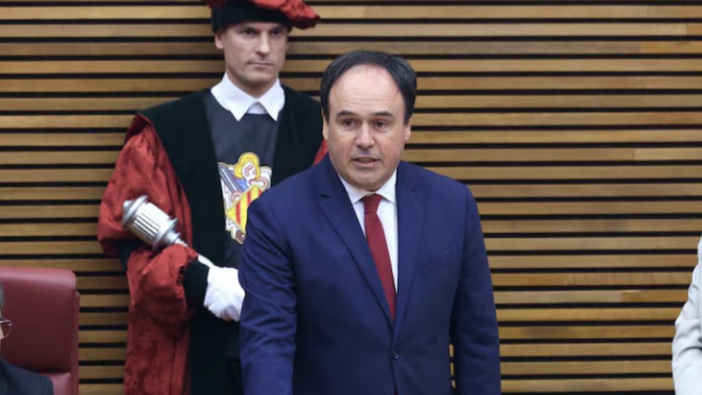 Pérez Llorca toma el mando en la Generalitat Valenciana en medio de críticas de la oposición, tensiones internas y polémica por la gestión de la tragedia de la dana.