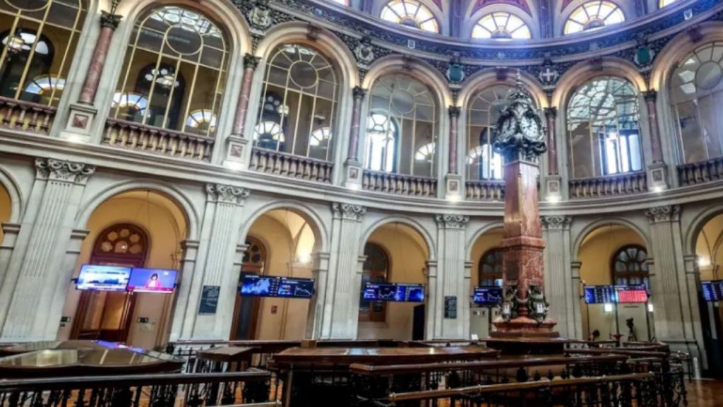 El Ibex 35 supera los 16 600 puntos y se acerca a máximos históricos impulsado por Acciona, Fluidra e Inditex. Los inversores aguardan los datos de empleo de EE.UU. mientras Europa y Asia abren en positivo y las materias primas muestran movimientos mixtos.