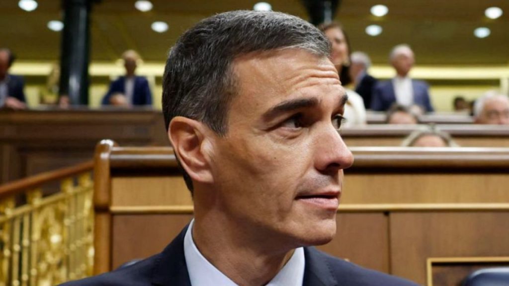 El Gobierno cesa a Antonio Hernández en plena crisis por el caso Salazar. El PSOE afronta tensiones internas, críticas por su gestión y nuevas exigencias para proteger a las víctimas.