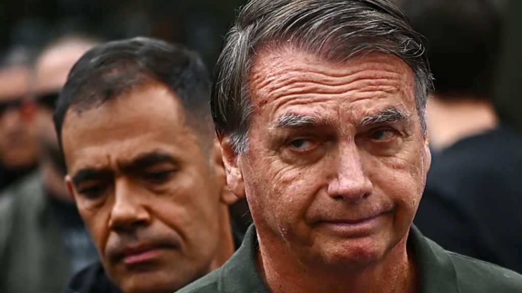 La Cámara de Diputados de Brasil aprueba una polémica ley que reduce drásticamente las penas de Jair Bolsonaro por los actos golpistas de 2022, pasando de 27 a un máximo de 12 años. El proyecto, defendido como una medida de “reconciliación”, desata fuertes críticas al considerarse un retroceso democrático que beneficia también a militares y seguidores implicados. La sesión estuvo marcada por tensiones y acusaciones de “abrazar el golpismo”, reflejando la profunda polarización del país y las dudas sobre el futuro de la justicia brasileña.