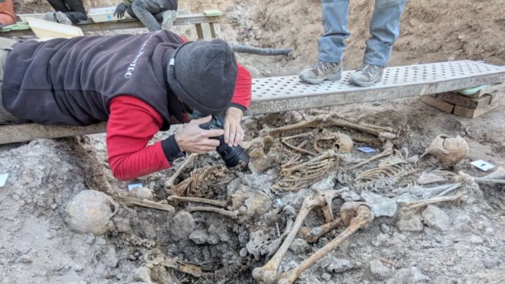 Arqueólogos de Arqueoantro han exhumado en Albarracín los restos de nueve víctimas de la Guerra Civil enterradas en dos fosas del cementerio local. Los trabajos, iniciados el 24 de noviembre y retrasados por la nieve, han revelado dos enterramientos: una fosa con tres hombres fusilados y otra con dos guardias civiles, un militar y tres mujeres fallecidas en un bombardeo de 1937, cuya presencia no estaba documentada. La Asociación Pozos de Caudé señala que aún podrían existir más víctimas de la represión de 1936 y reivindica que abrir estas fosas es un acto de dignidad para las familias que buscan recuperar la memoria de sus seres queridos.