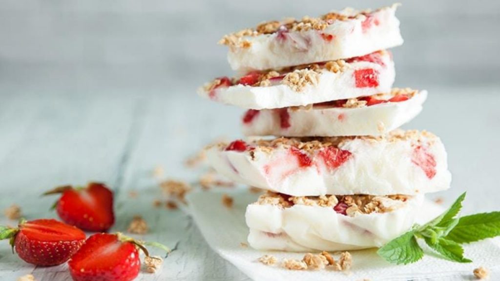 Barritas caseras de yogur y fruta congelada, snack saludable y fácil para niños, sin cocción y perfecto para meriendas frescas y nutritivas.