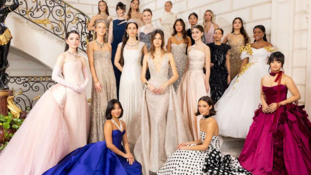 Eulalia y Almudena destacan en el Baile de Debutantes 2025 en París, luciendo tradición aristocrática española entre lujo, linajes y filantropía.