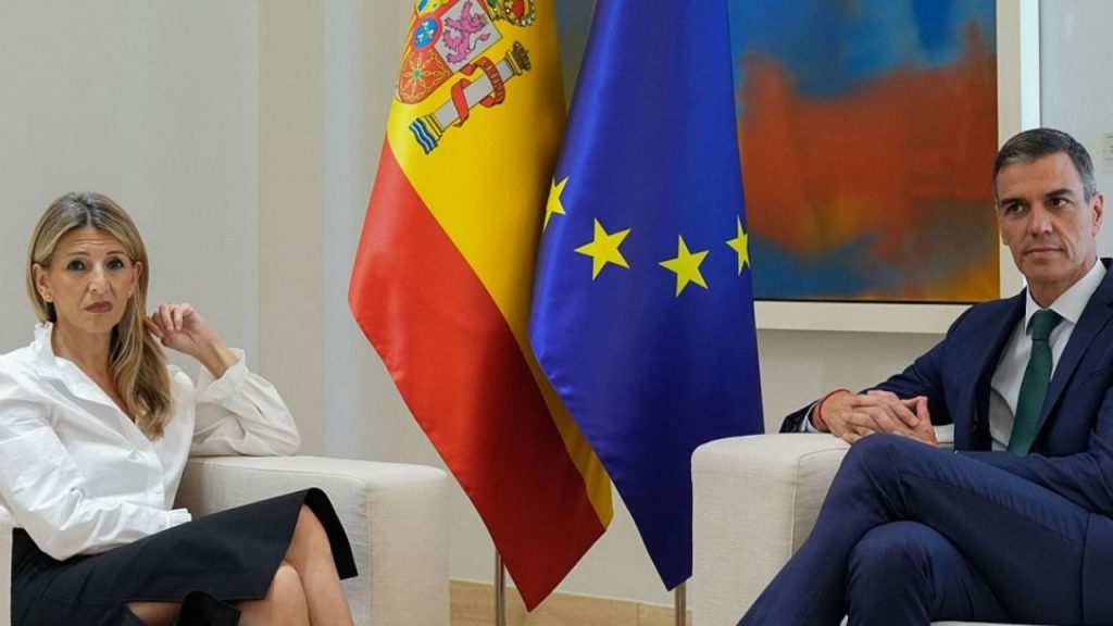 PSOE y Sumar se reúnen para abordar la crisis por corrupción y acoso que sacude al Gobierno. La vicepresidenta Yolanda Díaz pide una remodelación, mientras los socialistas buscan contener tensiones y evitar cambios estructurales.