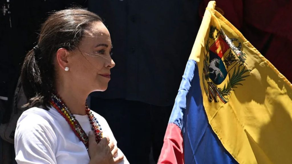 María Corina Machado, líder opositora venezolana y ganadora del Nobel de la Paz 2025, no viajará a Oslo para recoger el premio, según confirmó el Instituto Nobel. En plena clandestinidad y bajo la presión del régimen de Nicolás Maduro, su ausencia subraya la grave crisis democrática en Venezuela y la vulnerabilidad de sus opositores. La cancelación de la rueda de prensa prevista en Noruega aumenta la preocupación internacional y plantea interrogantes sobre el futuro de su lucha por la libertad.