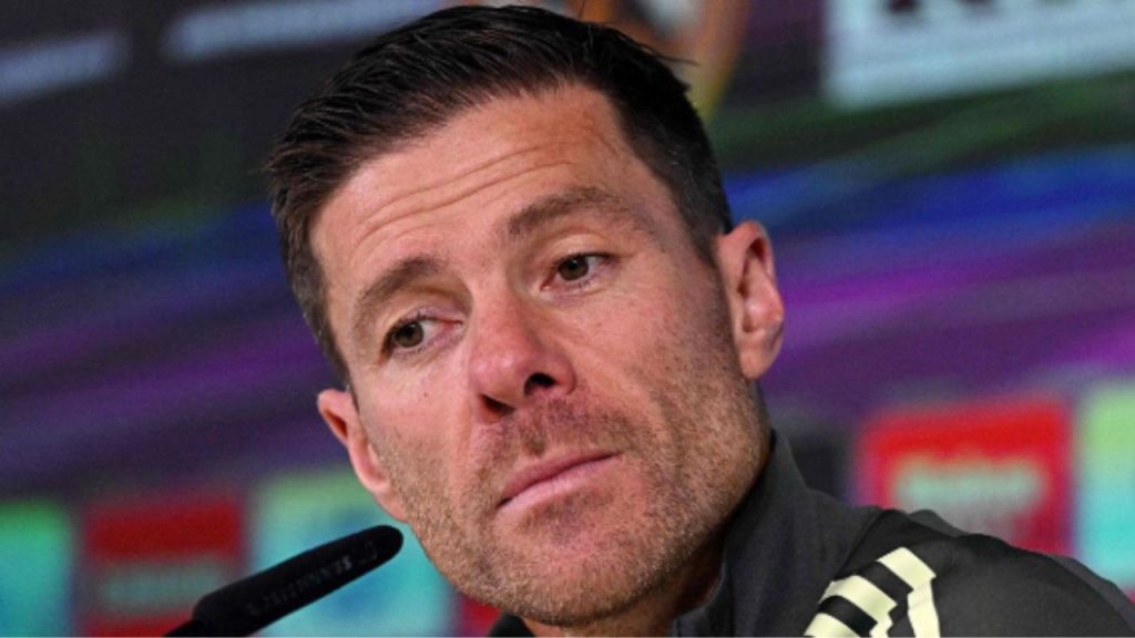 Tras una dura derrota del Real Madrid marcada por un VAR polémico y bajas sensibles, Xabi Alonso defendió públicamente a su equipo y pidió unidad, asegurando que “no tengo nada que reprochar a nadie”. El técnico destacó errores decisivos en fases clave y la falta de precisión ofensiva, pero apostó por la fortaleza colectiva para superar el bache y recuperar el nivel histórico del club.