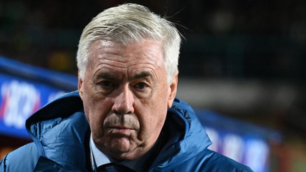 Carlo Ancelotti está a punto de firmar como seleccionador de Brasil hasta 2030, en un acuerdo que lo convertiría en el entrenador nacional mejor pagado del mundo. La apuesta de la CBF por el técnico italiano, liderada por Samir Xaud, refuerza su papel central en el proyecto de la pentacampeona y aviva el debate sobre la influencia política dentro del fútbol brasileño. Su firmeza en decisiones como dejar fuera a Neymar ilustra tensiones internas y un modelo de control que trasciende lo deportivo. Mientras Brasil busca recuperar su hegemonía mundial de cara al próximo Mundial en EE. UU., Canadá y México, la llegada de Ancelotti plantea interrogantes sobre el desplazamiento del talento local y sobre si el fútbol se está utilizando como instrumento de prestigio nacional o de poder político y económico.