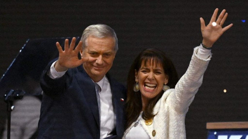 José Antonio Kast gana la presidencia de Chile con el 58,2%, marcando el retorno de la derecha más conservadora al poder. Su victoria, basada en valores tradicionales como Dios, patria y familia, abre una nueva etapa política cargada de desafíos y controversias.