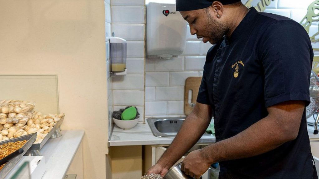 España destruye 14.000 empleos en noviembre mientras el paro baja. Una paradoja que revela dudas sobre el mercado laboral y la política del Gobierno.