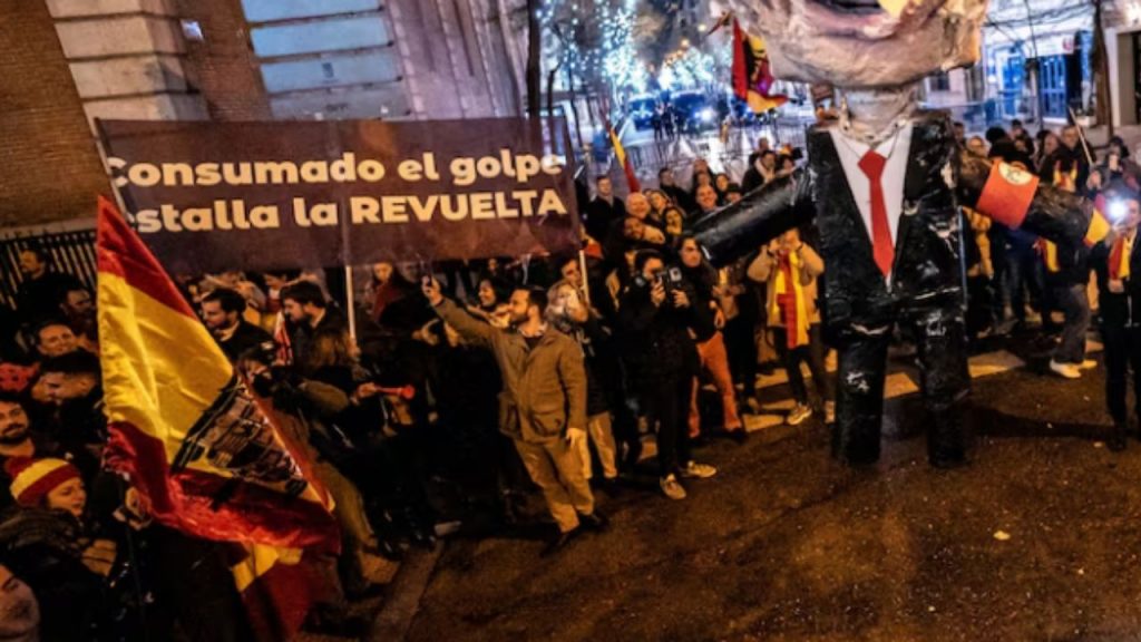 Un audio filtrado revela que Vox conocía irregularidades contables en Revuelta y buscaba proteger su imagen antes de denuncias públicas.