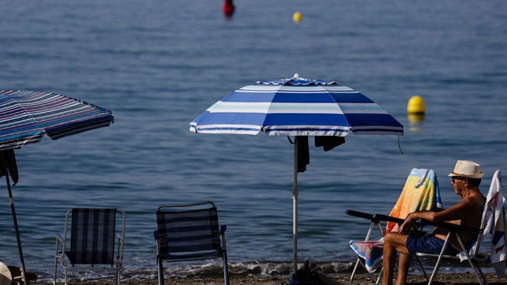 España alcanza un nuevo récord con 85,7 millones de turistas entre enero y octubre de 2025, un 3,5% más que en 2024. El gasto total asciende a 118 612 millones de euros, impulsado por visitantes británicos y alemanes. Octubre destaca con 9,2 millones de viajeros y Cataluña lidera la llegada internacional. Un crecimiento histórico que reabre el debate sobre la sostenibilidad del modelo turístico.