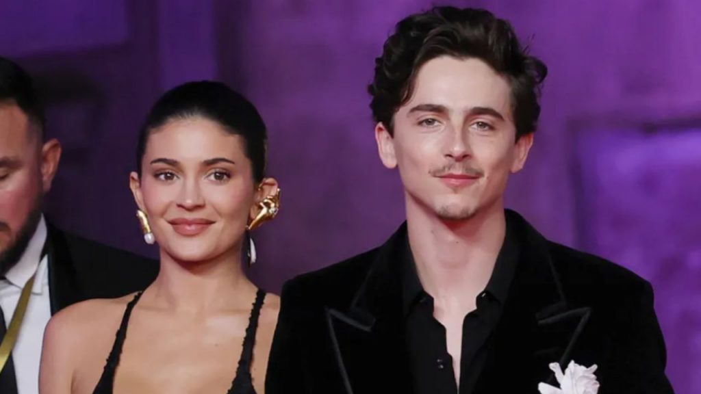 Chalamet y Kylie Jenner reaparecen juntos en Beverly Hills, desmintiendo rumores de ruptura y generando debate sobre imagen pública y estrategia mediática.