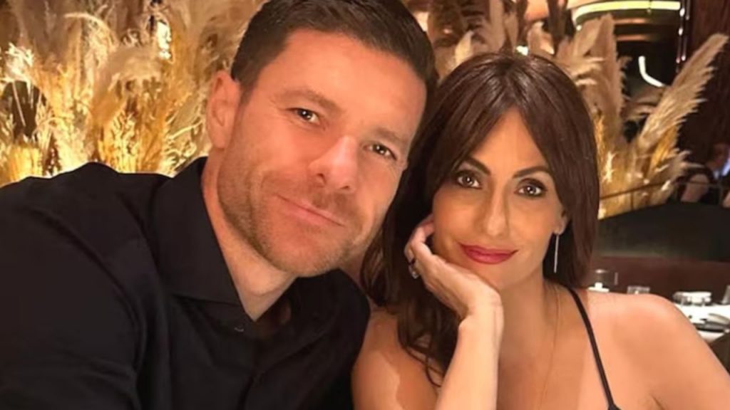 Xabi Alonso vive uno de sus momentos más complicados como entrenador del Real Madrid tras una racha de malos resultados y la presión por un decisivo duelo de Champions contra el Manchester City. En plena tormenta deportiva, su esposa Nagore Aranburu le ha mostrado un emotivo apoyo público con una foto y un corazón, gesto que ha generado una ola de solidaridad en redes. La familia, asentada en Madrid desde 2017, se mantiene unida en un periodo clave para el futuro del técnico.