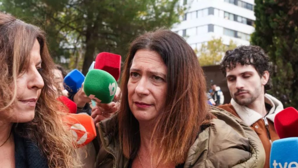 La UCO ha ampliado su investigación sobre el caso Leire Díez con registros en Correos y en sedes de los Ministerios de Hacienda y Transición Ecológica, dentro de una operación dirigida por la Audiencia Nacional y la Fiscalía Anticorrupción. La trama apunta a una presunta manipulación de contratos públicos que afecta a entidades estratégicas del Estado. Entre los detenidos figuran la exmilitante del PSOE Leire Díez, el expresidente de la SEPI Vicente Fernández y Antxon Alonso, vinculado a la empresa Sevinabar y con conexiones con Santos Cerdán. El caso vuelve a encender las alarmas sobre la corrupción en la contratación pública y subraya la urgencia de reforzar los mecanismos de control y transparencia.