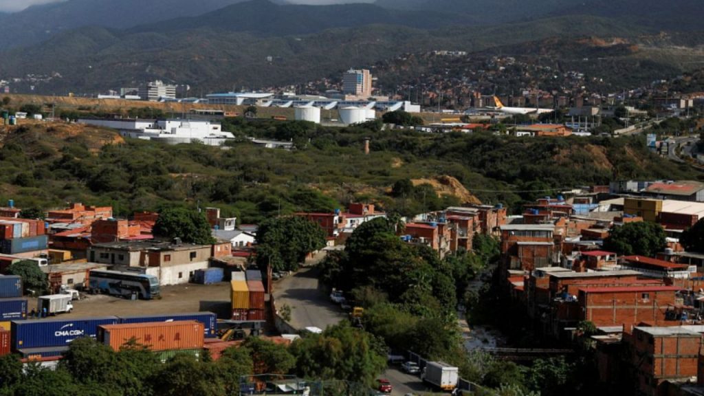 La tensión entre Venezuela y Estados Unidos vuelve a crecer tras las acusaciones de Delcy Rodríguez en la OPEP, asegurando que Washington busca controlar las vastas reservas petroleras del país. Entre intereses geopolíticos, la influencia de Rusia y China y las presiones internas del Partido Republicano, el debate sobre si el conflicto responde al narcotráfico o a ambiciones energéticas vuelve a encenderse.