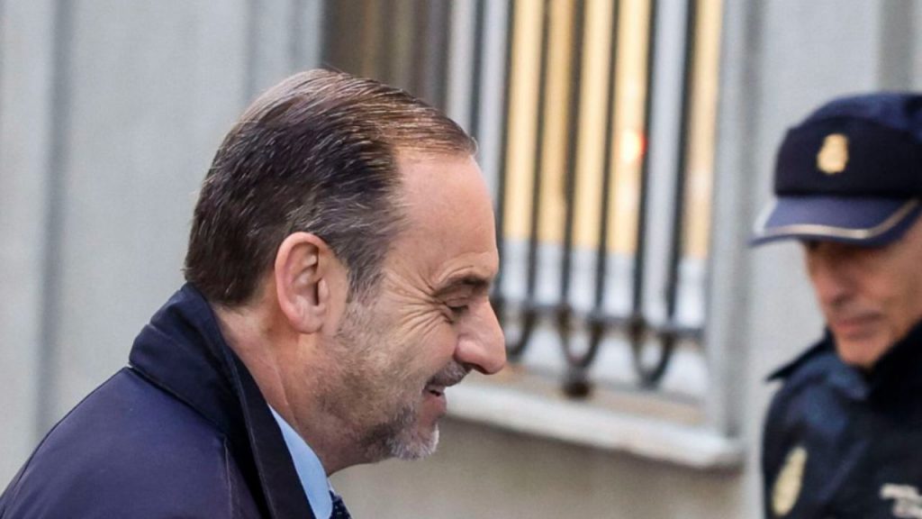 El Tribunal Supremo abre juicio oral contra José Luis Ábalos, su exasesor Koldo García y el empresario Víctor de Aldama por la presunta trama de corrupción en la compra de mascarillas durante la pandemia. El juez Leopoldo Puente decreta prisión provisional para Ábalos y García ante la gravedad de las acusaciones. El caso vuelve a cuestionar la gestión del Gobierno de Sánchez en la crisis sanitaria y amenaza con dañar aún más la credibilidad del PSOE y la confianza pública en las instituciones.