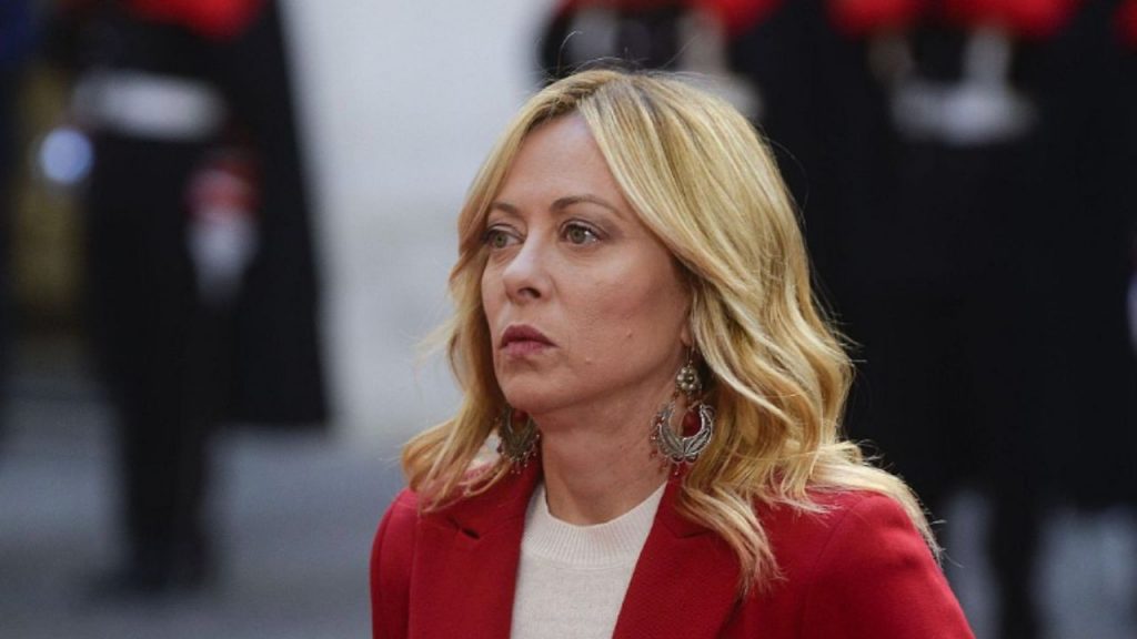 Italia vive una nueva huelga general contra la Ley de Presupuestos del Gobierno de Giorgia Meloni, impulsada por la CGIL ante el aumento de la pobreza y la pérdida de poder adquisitivo. La movilización afecta a sectores públicos y privados, incluidos transporte, educación y sanidad, mientras miles de trabajadores protestan en marchas como la de Florencia. Los sindicatos exigen mejorar los contratos nacionales, aumentar la inversión en servicios esenciales y acabar con la precariedad laboral. El Gobierno minimiza la convocatoria y critica la motivación de los sindicatos. Esta protesta, la segunda en tres meses, refleja un creciente descontento social en un país que ya suma más de 1 400 huelgas en 2024.