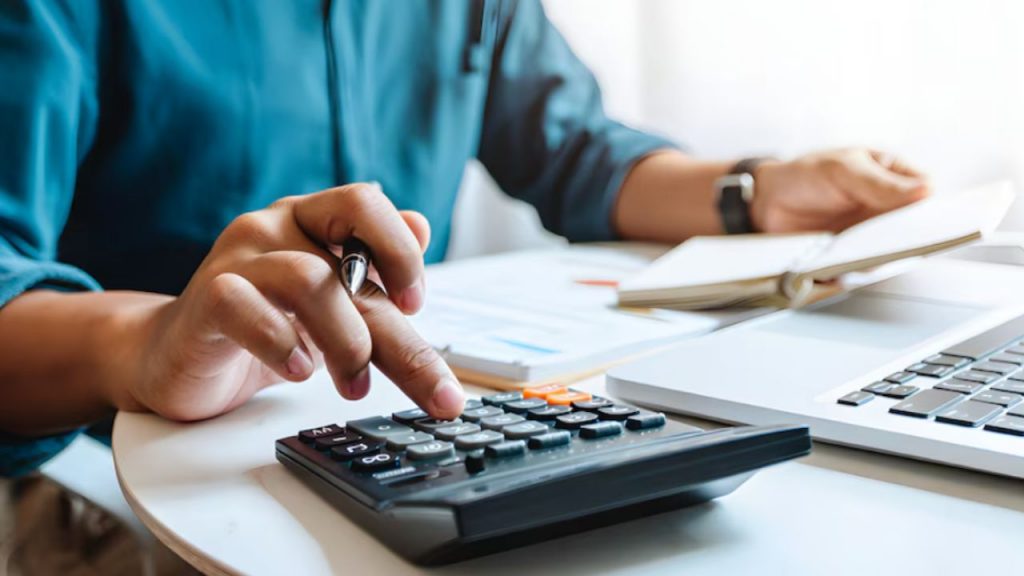 El coste laboral en España supera los 3.100 € mensuales, impulsado por salarios y cotizaciones, generando debate sobre las políticas económicas actuales.