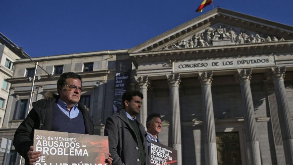 Gobierno e Iglesia firman un acuerdo para reparar a más de 250 víctimas de abusos sexuales. El plan genera críticas por cuantías y falta de confianza de las asociaciones.