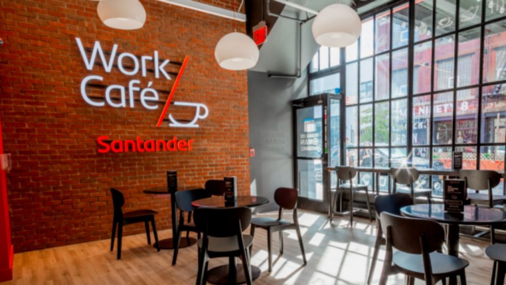 Banco Santander inaugura en Madrid su Work Café número 100 en España, un modelo que une banca, coworking y cafetería. La iniciativa impulsa espacios colaborativos, pero abre el debate sobre su impacto real en la economía y la relación con los clientes.