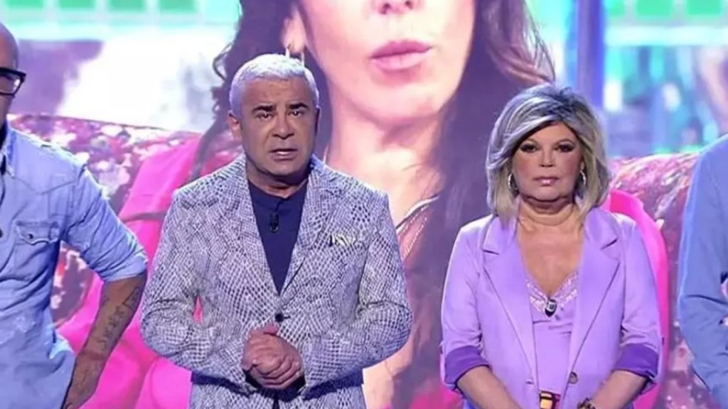 El universo Sálvame se apaga tras años dominando la televisión rosa. Caída de audiencia, polémicas judiciales y fracasos en su reinvención sellan el final de un modelo que marcó una era mediática en España.