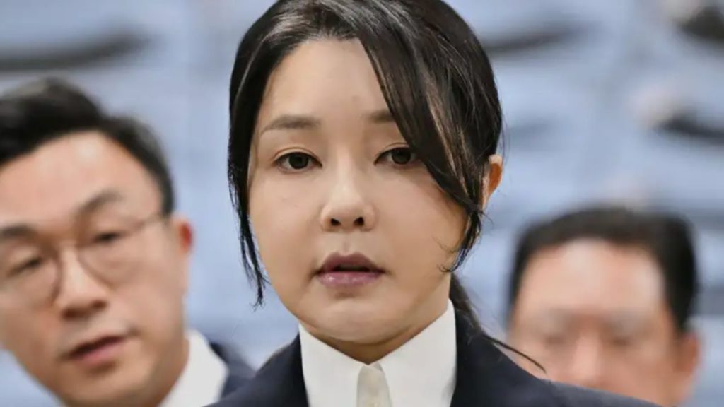 Kim Keon-hee, ex primera dama de Corea del Sur, condenada a 1 año y 8 meses de prisión por aceptar sobornos ligados a la Iglesia de la Unificación. El caso agrava la crisis política que rodea al entorno del expresidente Yoon.