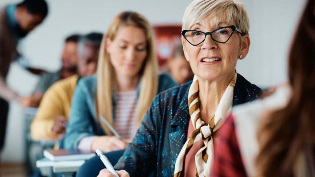 La educación financiera se sitúa ya como una prioridad para los españoles, incluso por delante de materias tradicionales. Un estudio revela que el 86% nunca recibió formación financiera y que existe una peligrosa brecha entre la percepción y el conocimiento real. Expertos y entidades alertan de un fallo estructural del sistema educativo que deja a ciudadanos y jóvenes expuestos a malas decisiones económicas. ¿Es solo un aviso o una auténtica alarma sobre el futuro financiero en España?