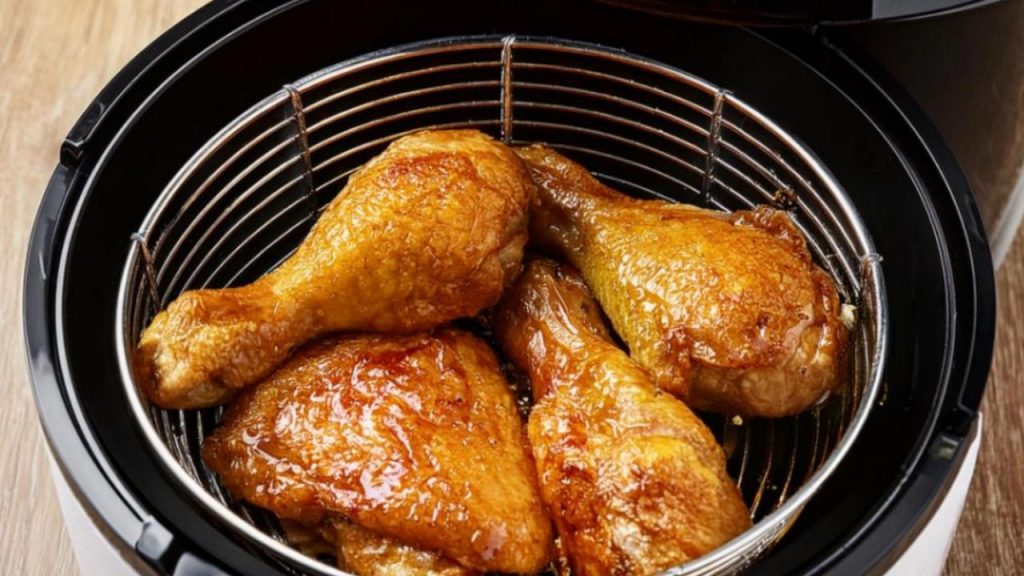 Contramuslos de pollo con mostaza en air fryer, jugosos y aromáticos, inspirados en la cocina francesa. Receta fácil y ligera lista en 27 minutos, ideal para comidas saludables.