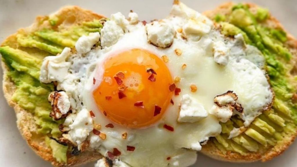Huevos con feta al estilo viral en air fryer, cremosos y rápidos, ideales para desayunos o brunch mediterráneos. Receta fácil lista en 15 minutos, muy visual y llena de sabor.