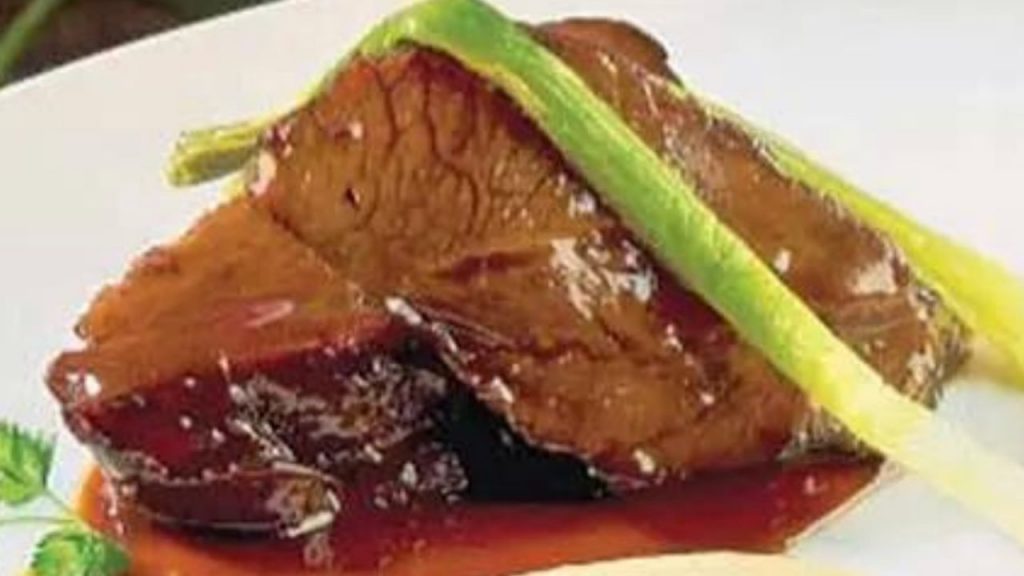 Carrillera de ternera glaseada con puré de apionabo al estilo francés. Receta melosa y elegante de cocción lenta, ideal para ocasiones especiales y cocina gastronómica casera.