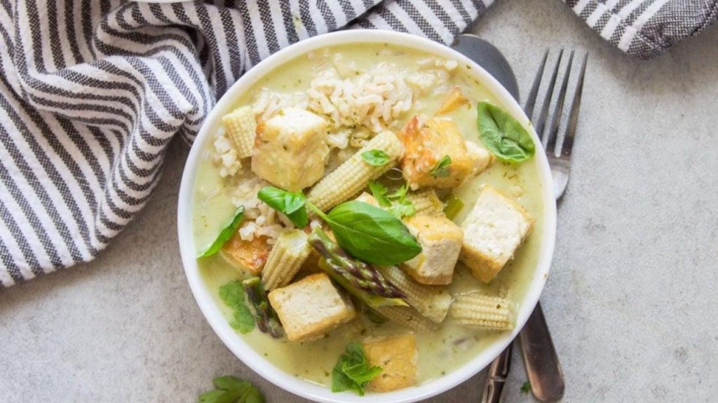 Curry verde vegano de tofu y verduras: receta asiática fácil, cremosa y llena de sabor. Lista en 30 minutos, ideal para comidas saludables y 100 % vegetales.