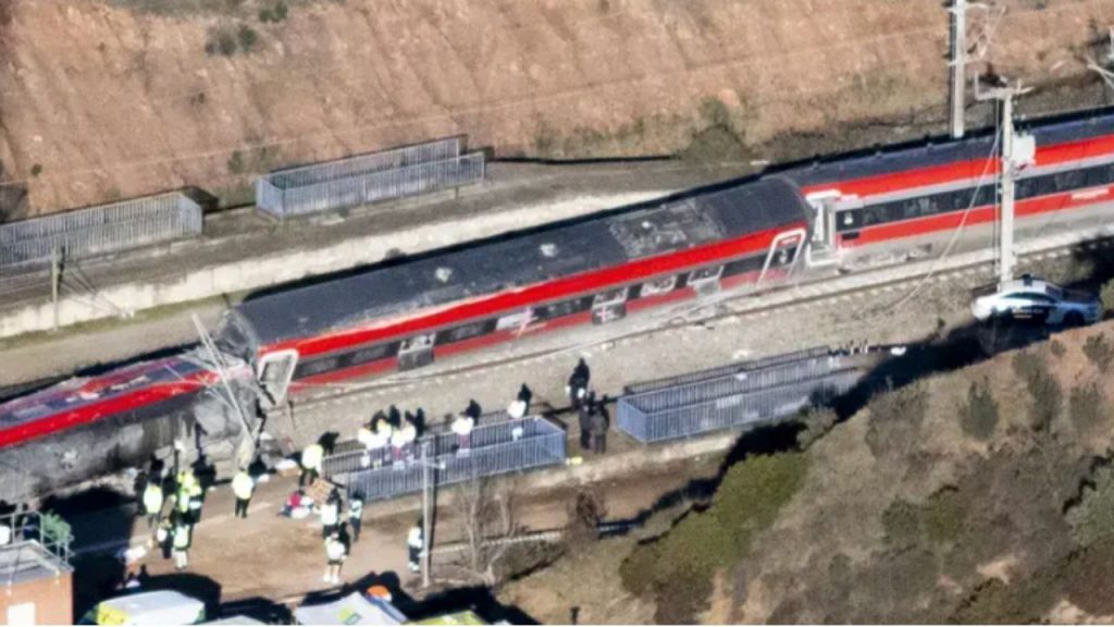 La inversión ferroviaria en España ha caído un 42,5% bajo el Gobierno de Pedro Sánchez, según datos ajustados a inflación, en un contexto marcado por el grave accidente de Adamuz. Mientras aumenta el uso del tren y el discurso oficial habla de récords, el gasto real en mantenimiento e infraestructuras se desploma, reabriendo el debate sobre la seguridad y el deterioro del sistema ferroviario.