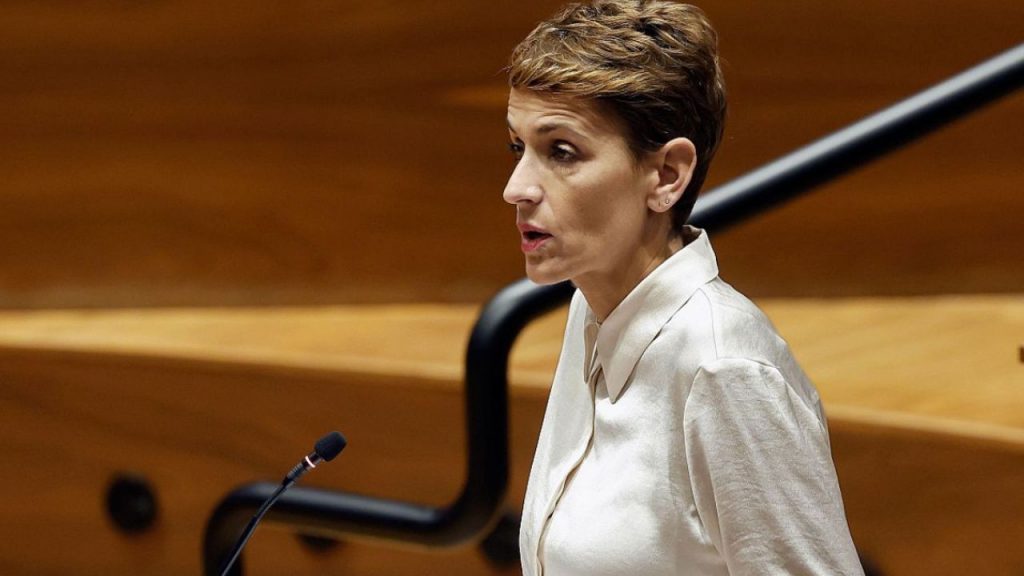 María Chivite cesa a su vicepresidente Félix Taberna y a la portavoz Amparo López en Navarra, nombrando a Javier Remírez y Inmaculada Jurío en sus cargos. La presidenta asegura que la remodelación busca dar un “nuevo impulso” al Gobierno, aunque genera dudas sobre sus motivos reales y su impacto político.