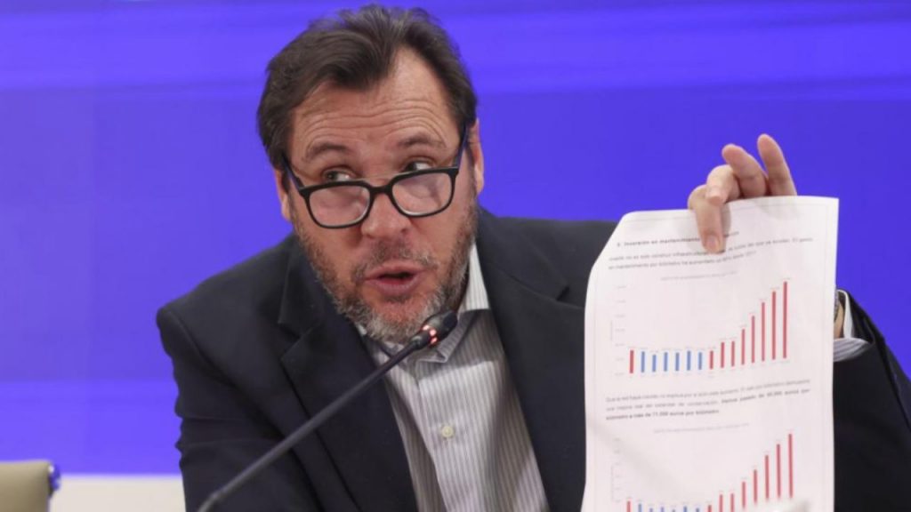 Tras el accidente ferroviario de Adamuz con 45 muertos, el ministro Óscar Puente defiende que el raíl roto era nuevo y que inspecciones previas no habrían detectado fallos. Investigan soldadura y elementos antiguos en la vía Madrid-Sevilla.