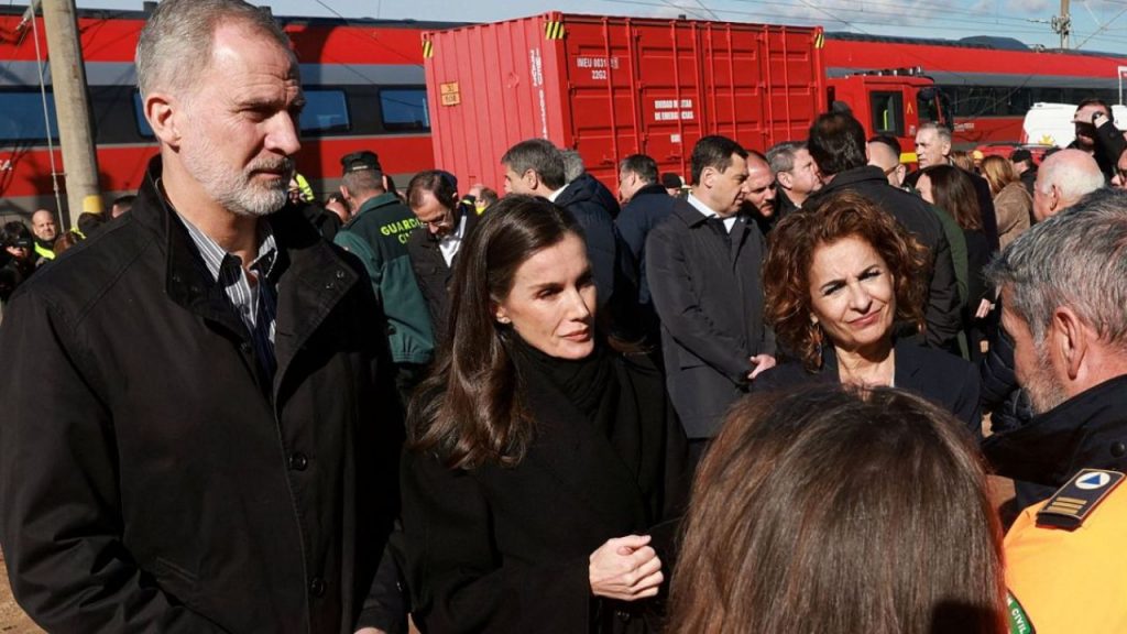 Los Reyes presiden en Huelva la misa funeral por las 45 víctimas del accidente de Adamuz, con 3.500 asistentes y la presencia de autoridades nacionales y autonómicas, mientras la política marca la agenda paralela.