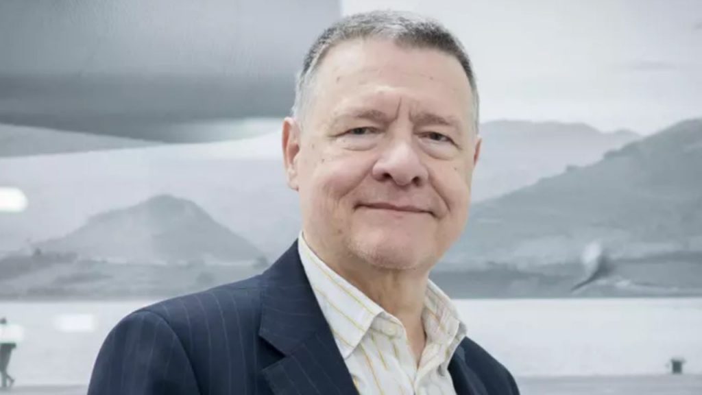 El exministro Jordi Sevilla exige un giro en el PSOE y acusa a Pedro Sánchez de favorecer la extrema derecha y una 'dictadura de las minorías'. La dirección minimiza las críticas y defiende su liderazgo y compromiso con la socialdemocracia.